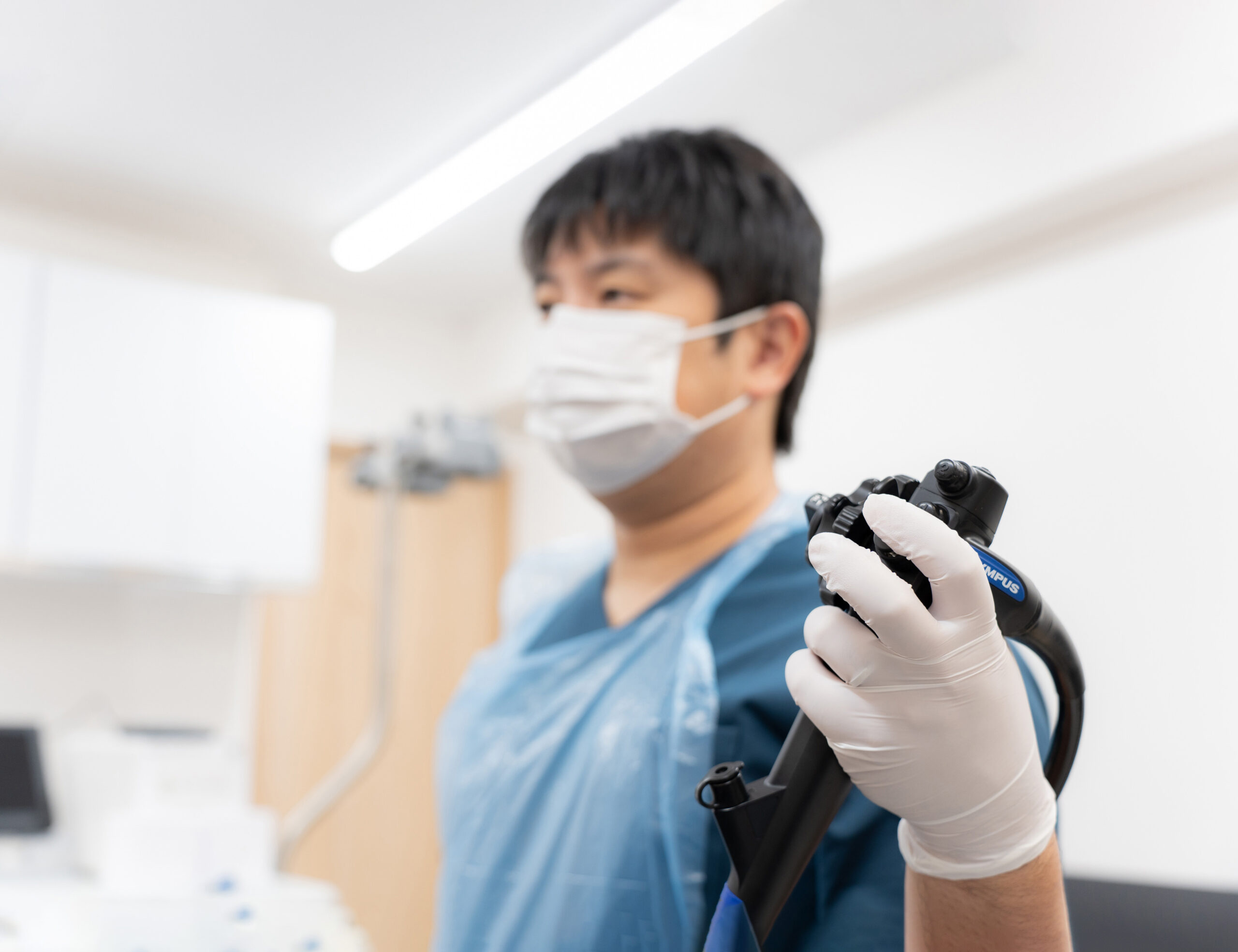 武蔵小杉あがわ内科・消化器内科クリニックの院長が内視鏡検査を行っている写真